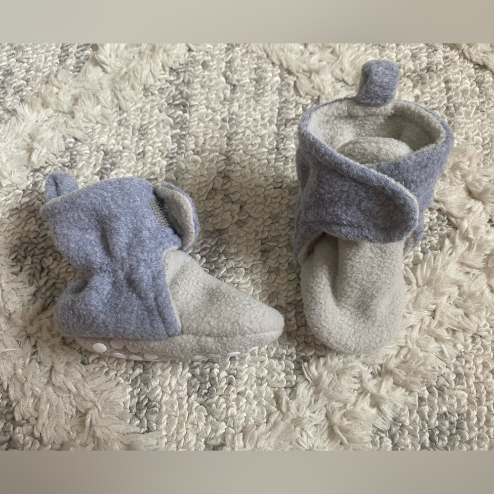 Luvable Friends Cozy Booties